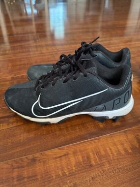 Nike Men's Black and White Athletic Cleats